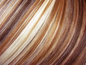 Bruine meches in blond haar