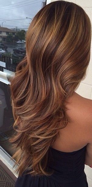 Blonde mèches in bruin haar