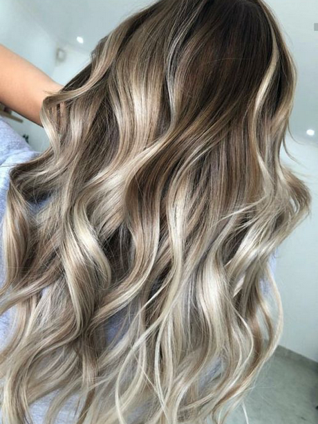 Blond haar met bruine balayage