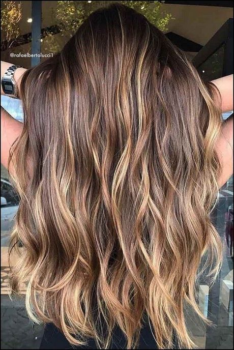 Caramel highlights in donkerbruin haar