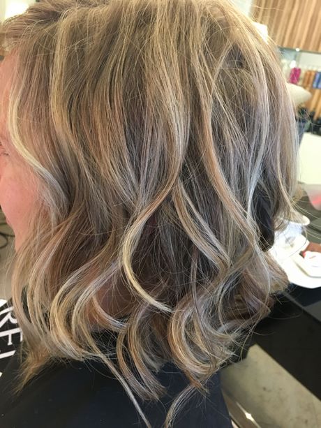 Halflang haar met highlights