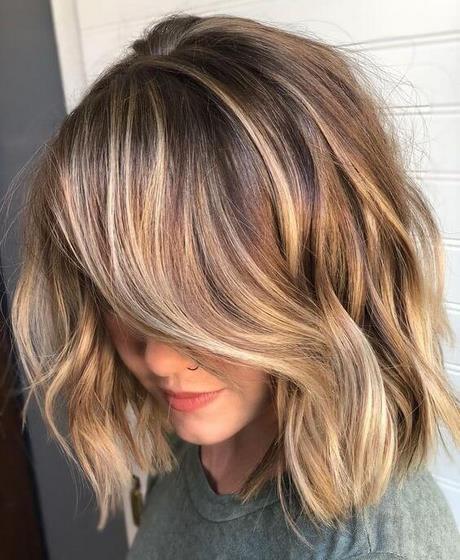 Korte bruine kapsels met highlights