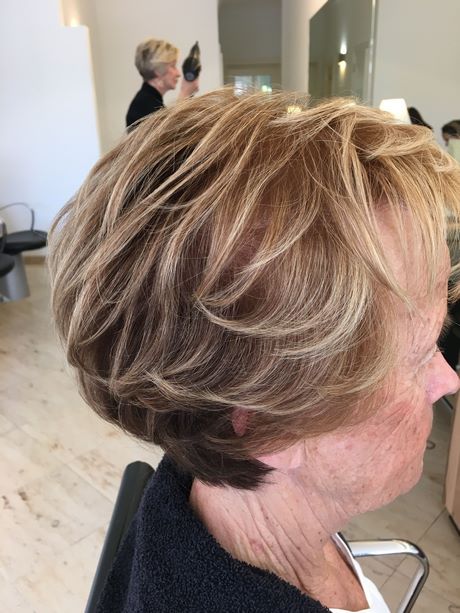 Korte bruine kapsels met highlights