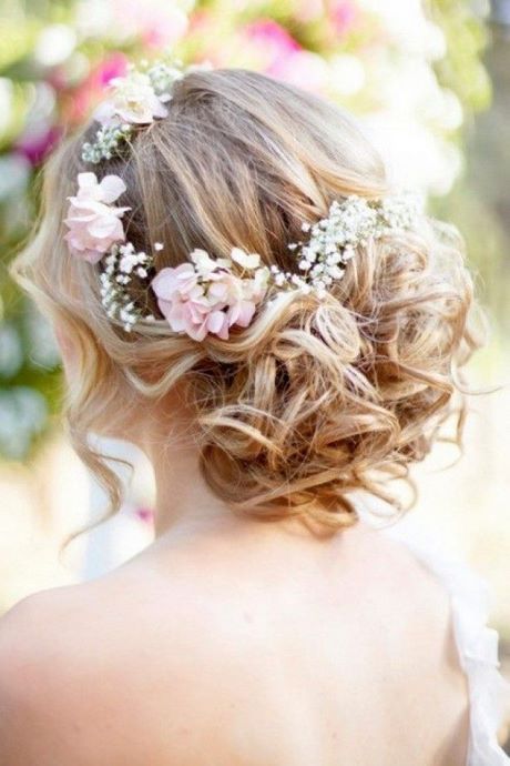 Haar opsteken met bloemen