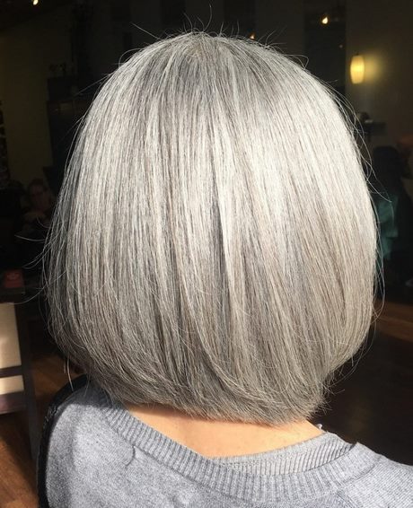 Korte coupe grijs haar
