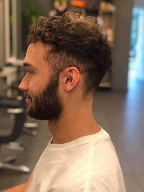 Korte mannen kapsels met baard