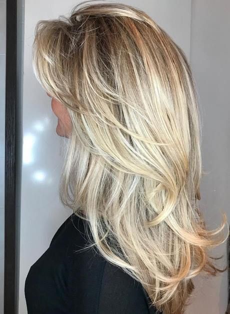 Lang blond haar laagjes